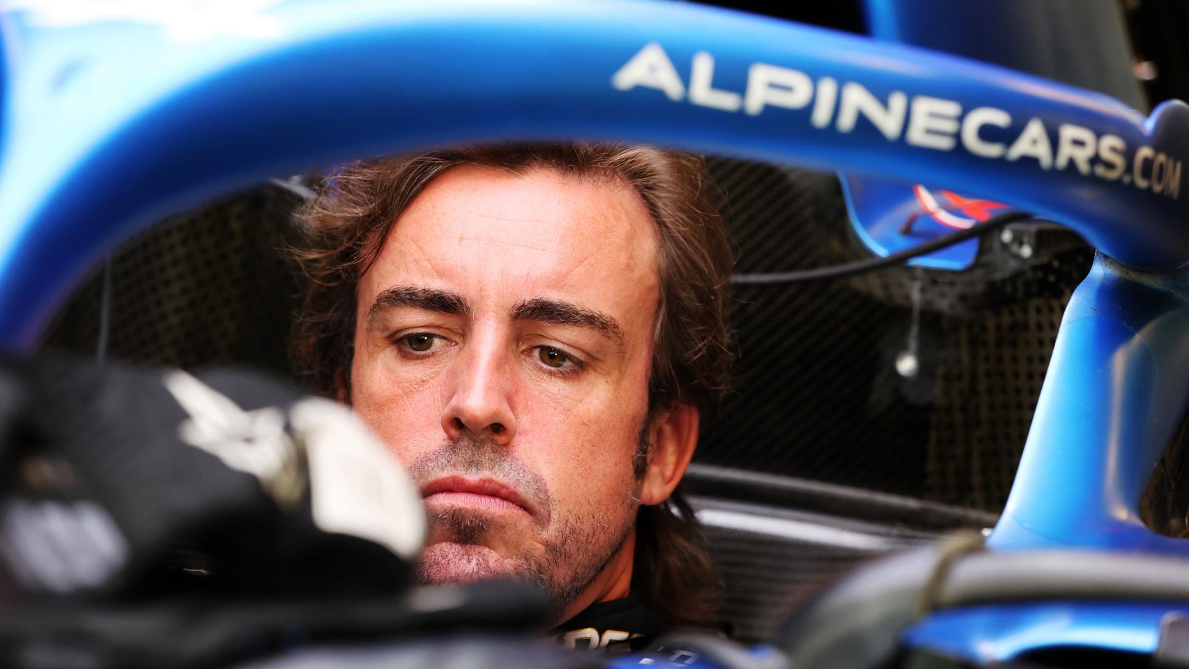 Fernando Alonso dentro de su A521 en el garaje de Alpine en Abu Dhabi