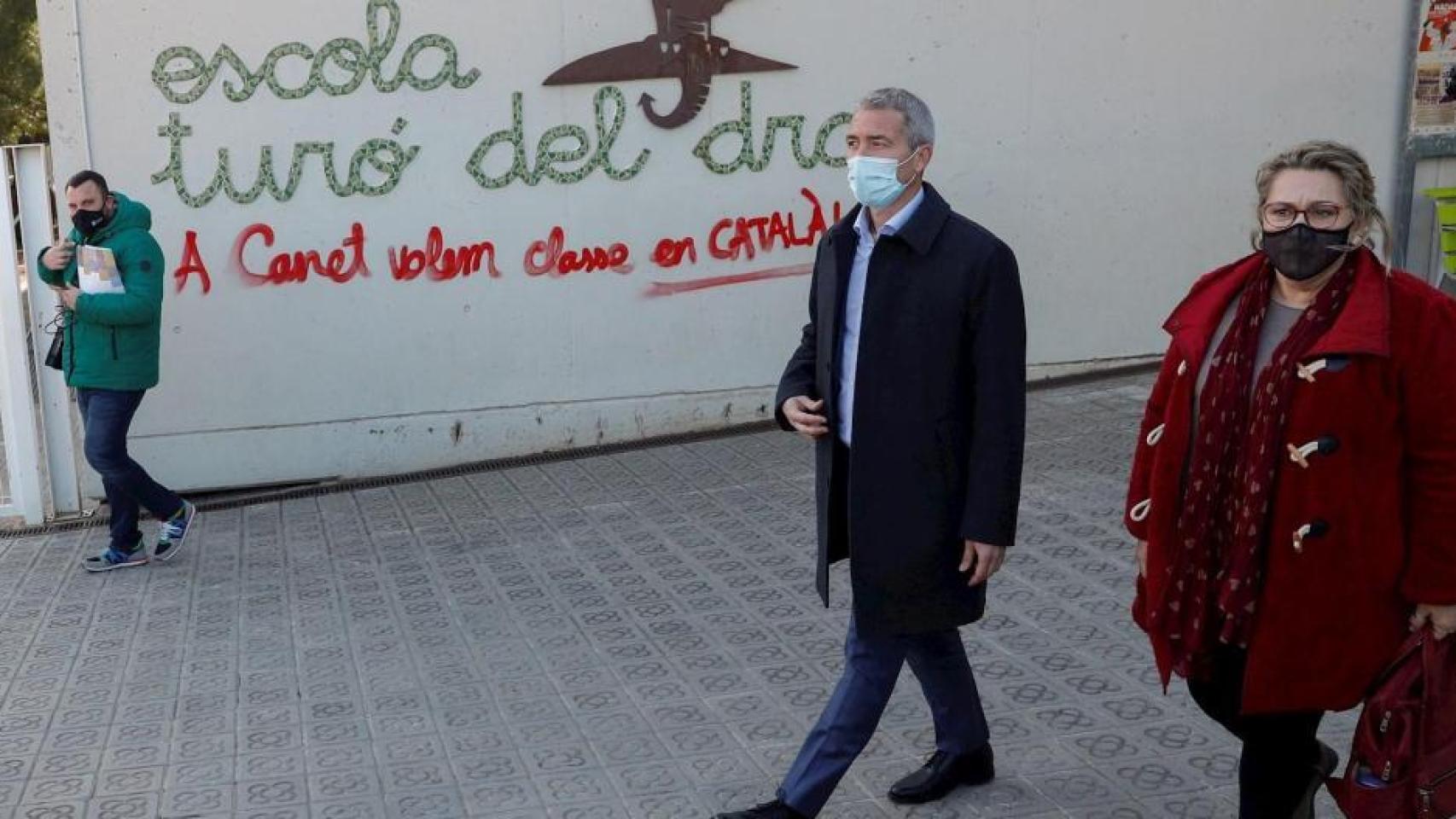 El 'conseller' de Educación de la Generalitat, Josep Gonzàlez Cambray, en la escuela de Canet de Mar.