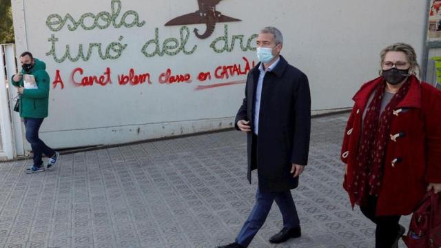 El 'conseller' de Educación de la Generalitat, Josep Gonzàlez Cambray, en  la escuela de Canet de Mar.