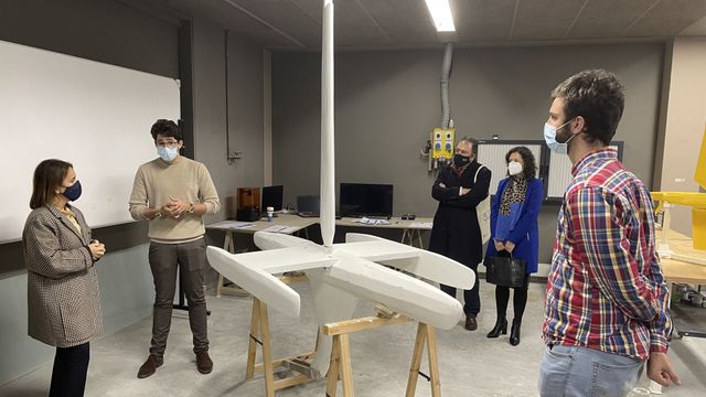 La directora de la Gain, Patricia Argirey, visita el velero autónomo.