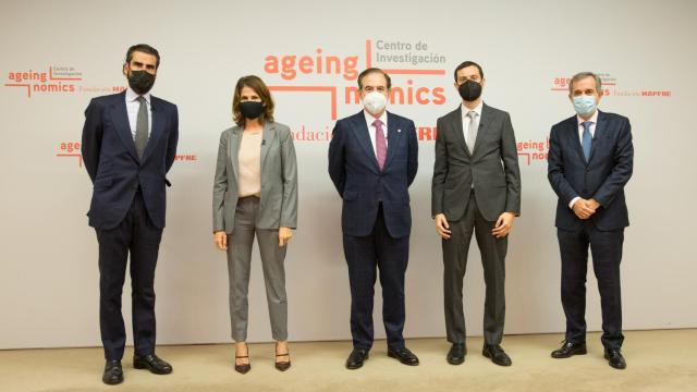 El 40% de los mayores de 55 años ayuda económicamente a sus familiares y amistades