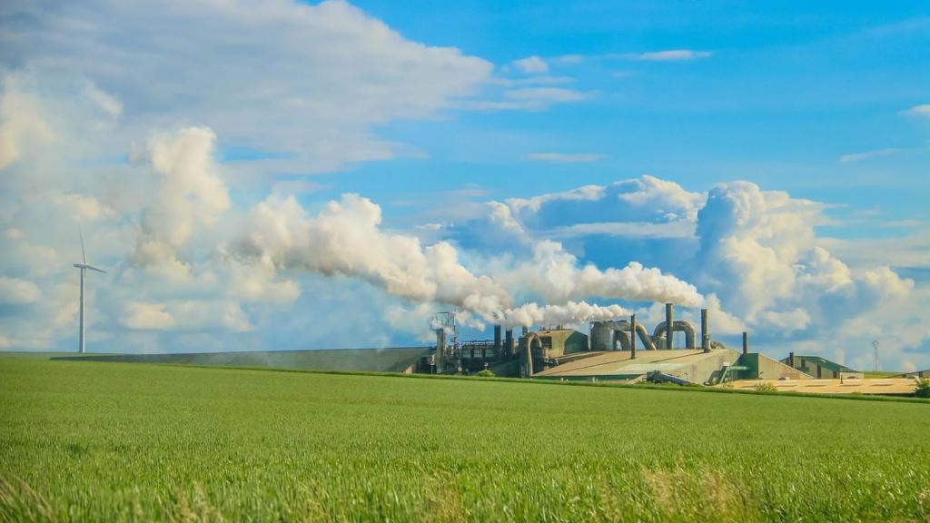 Fábrica contaminante en mitad del campo.