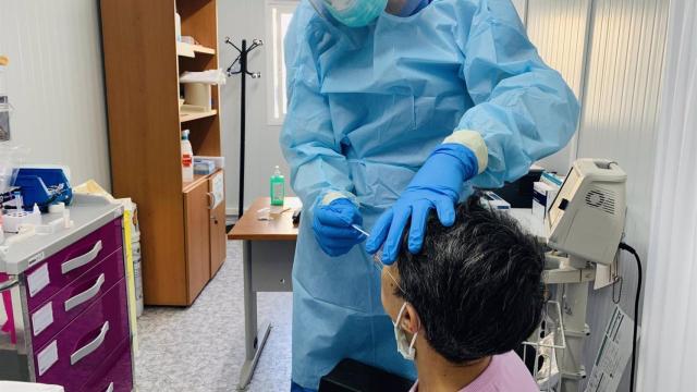 Un sanitario realiza una PCR en un hospital de Málaga.