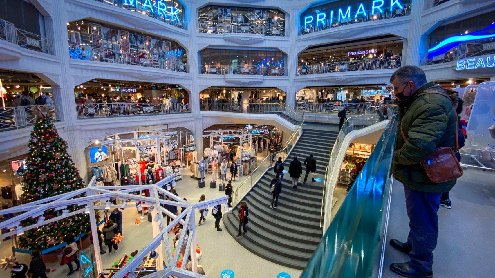 Interior de la tienda de Primark en la Gran Vía de Madrid.