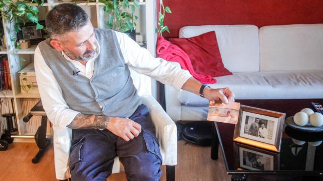David Landazábal muestra imágenes de sus padres y de su hermano, quienes fallecieron en accidentes de tráfico.
