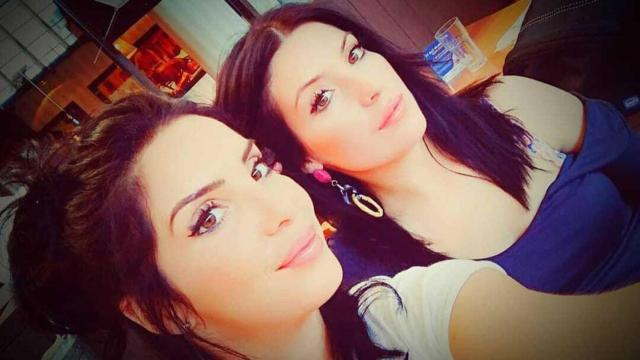 Sara, en primer plano, junto a su querida hermana, Nora.