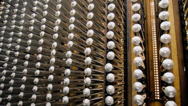 Envases de aluminio de Alonarti en sus instalaciones.