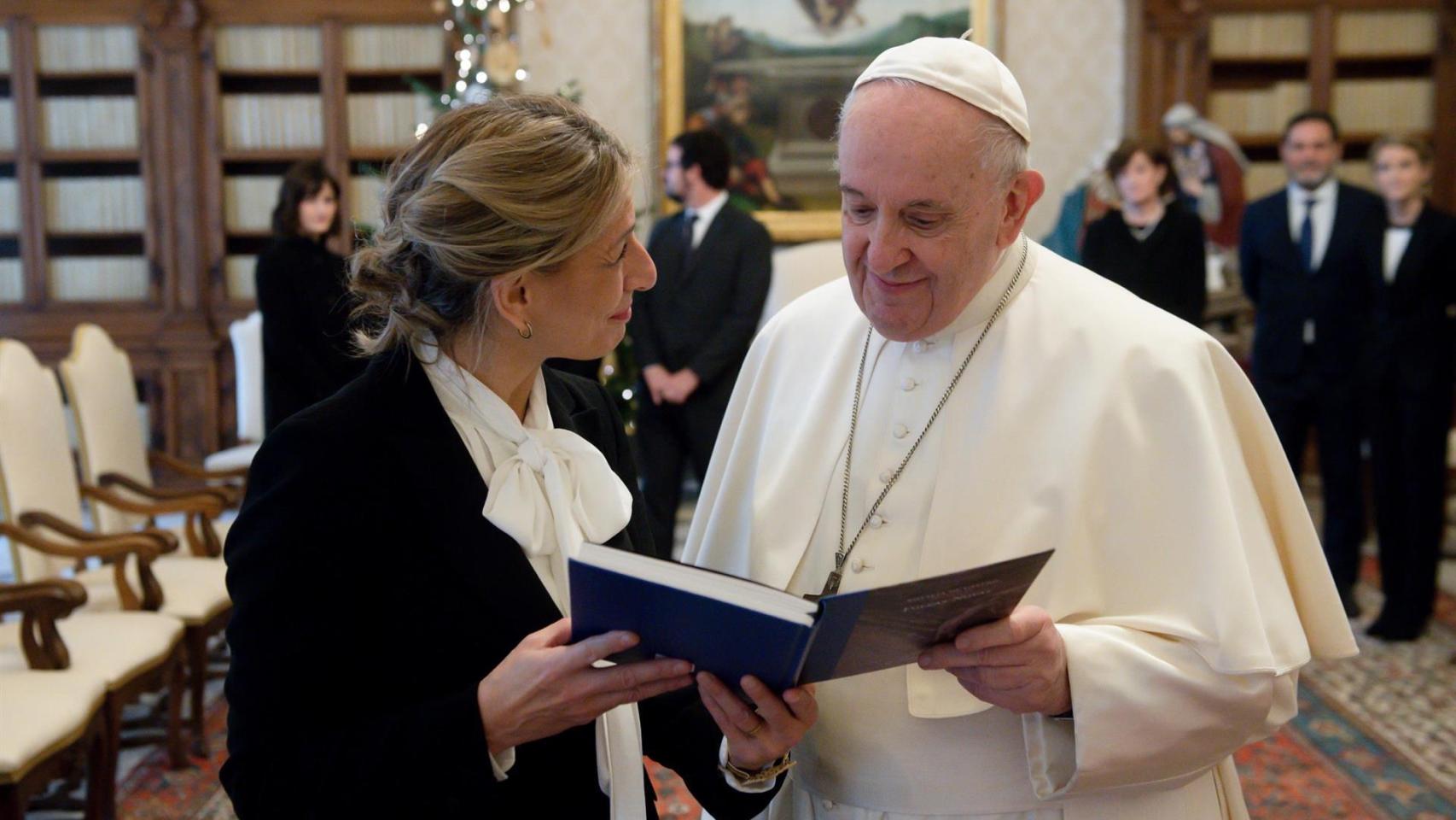 La vicepresidenta segunda Yolanda Díaz junto al Papa Francisco.
