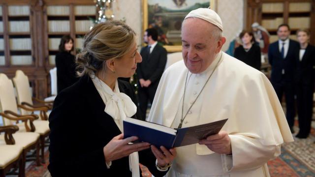 La vicepresidenta segunda Yolanda Díaz junto al Papa Francisco.