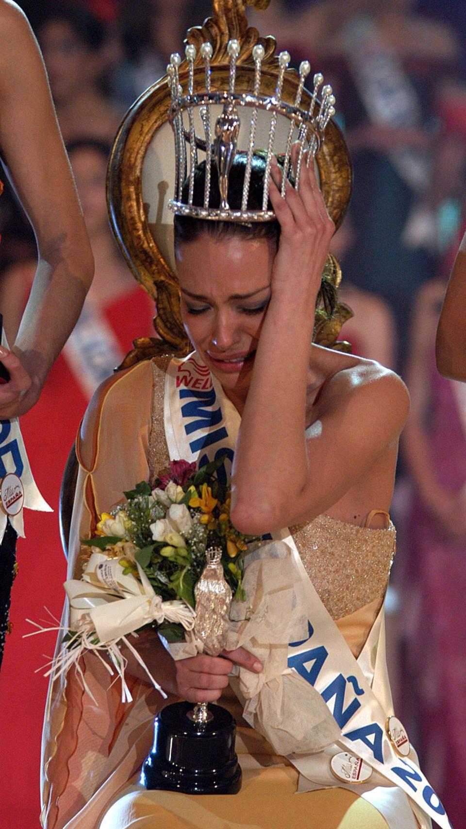 Eva González recibiendo la corona de Miss España 2003.