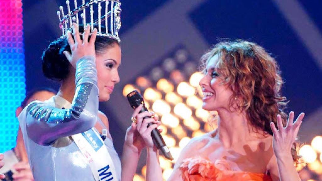 Emma García junto a Miss España 2008 en la última emisión del concurso en Telecinco.