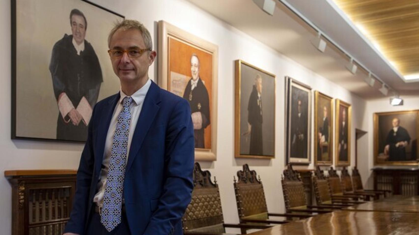Ricardo Rivero posa en la Sala de Retratos del Rectorado de la USAL en una imagen de archivo.