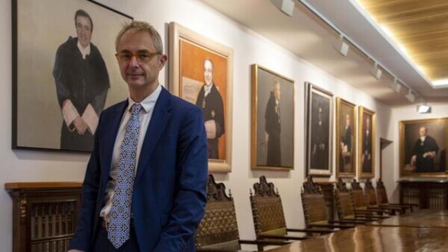 Ricardo Rivero posa en la Sala de Retratos del Rectorado de la USAL