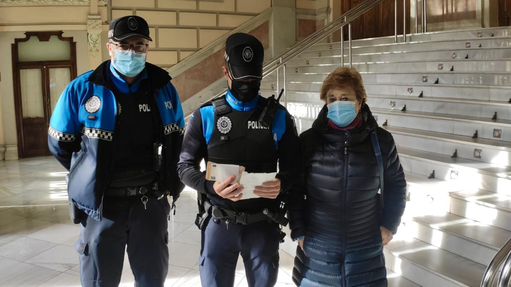 Entrega 1.000 euros que se encontró en un cajero de Valladolid