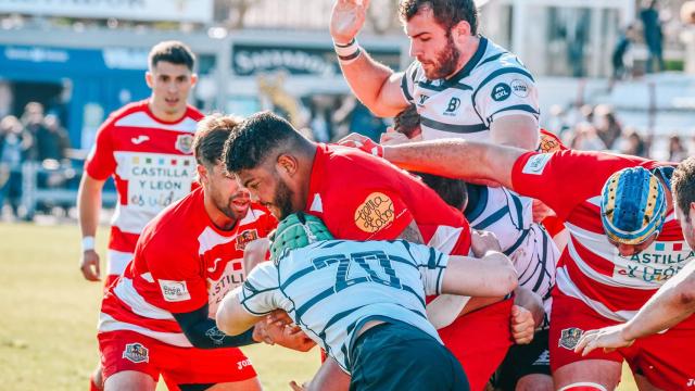 Los jugadores pugnan por el esférico