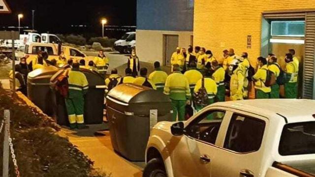 Un grupo de trabajadores de Gesmat reunidos en asamblea.