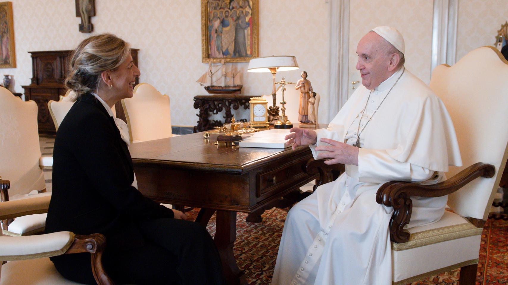 La ministra de Trabajo y Economía Social, Yolanda Díaz, junto con el Papa Francisco.