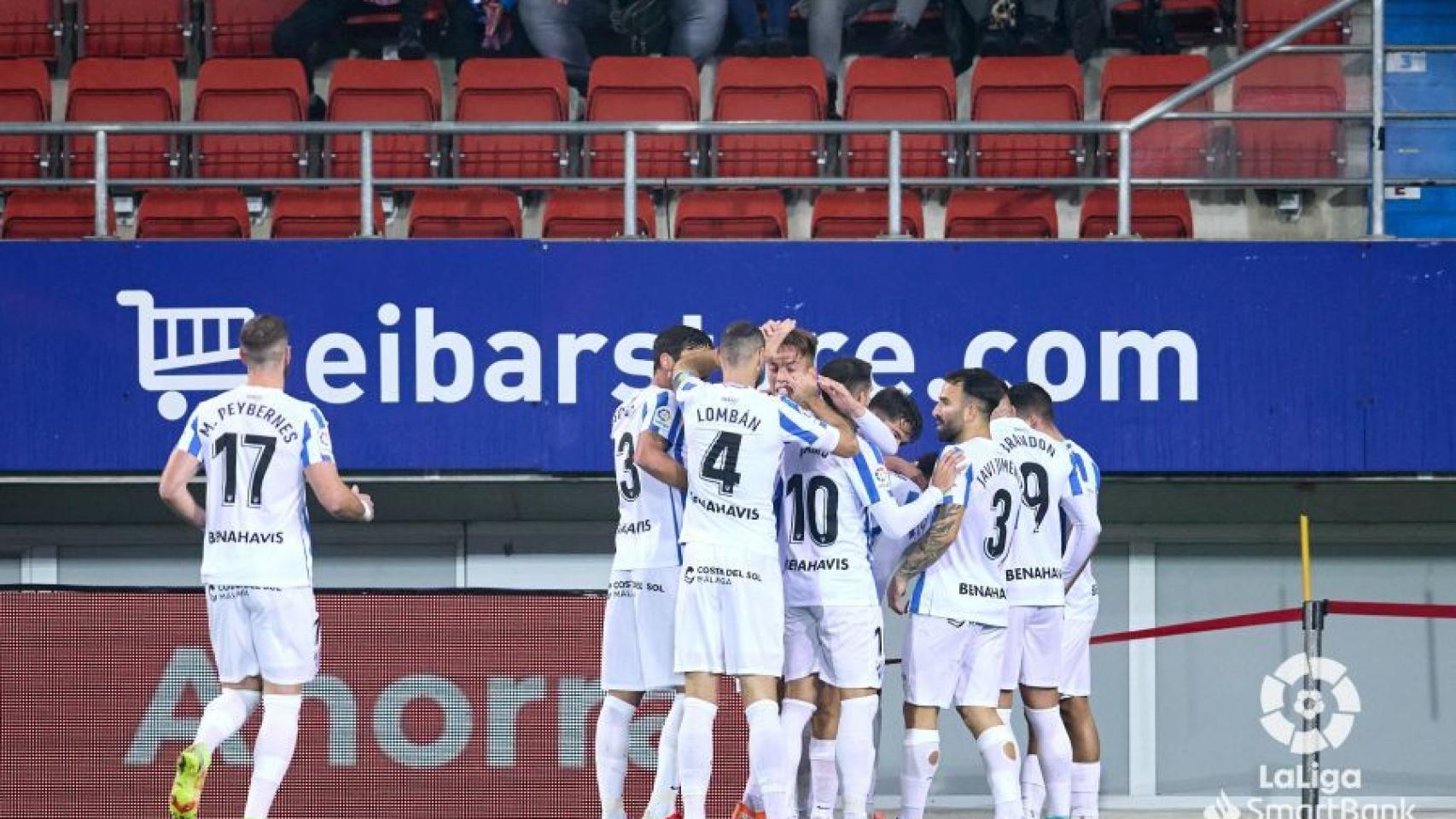 Los jugadores del Málaga CF celebran un gol ante el Eibar.