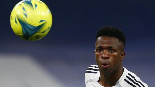 Vinicius, durante el calentamiento del derbi.