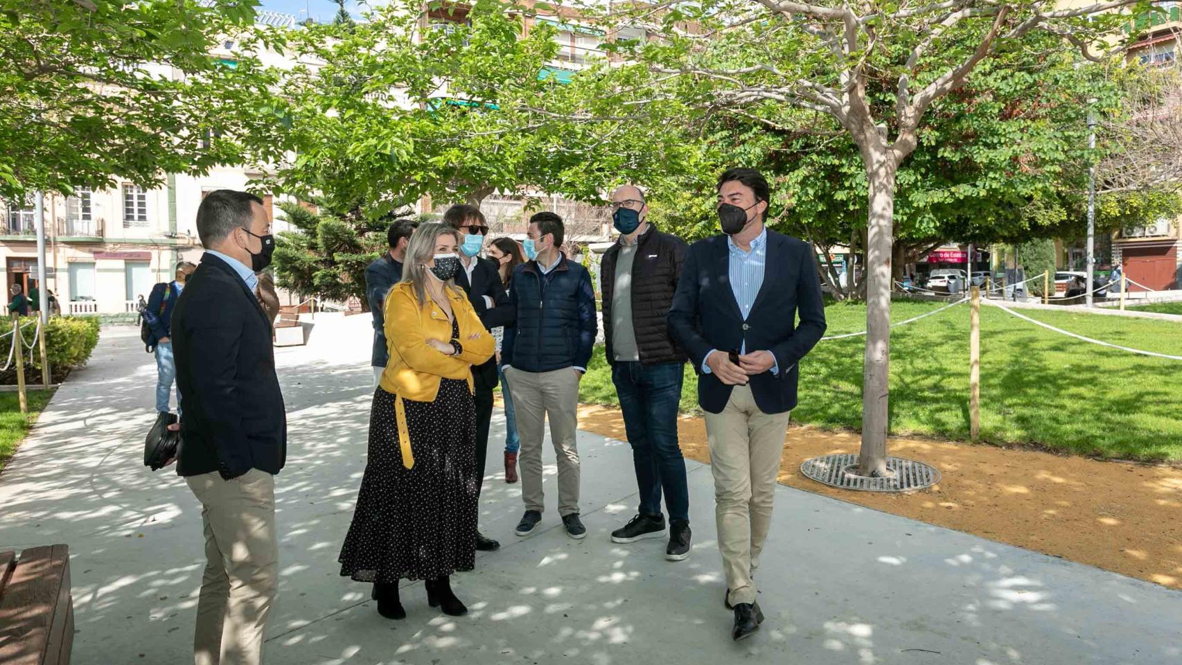 La vicealcaldesa, Mari Carmen Sánchez, el alcalde, Luis Barcala, y el concejal Manuel Villar, en una zona verde.