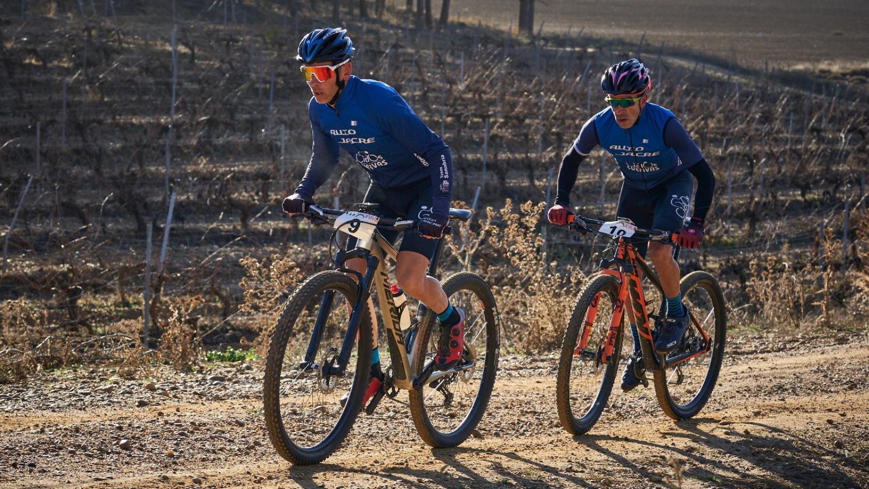 Ciclistas en la I Contrarreloj de Mountain Bike Ruta del Vino Cigales