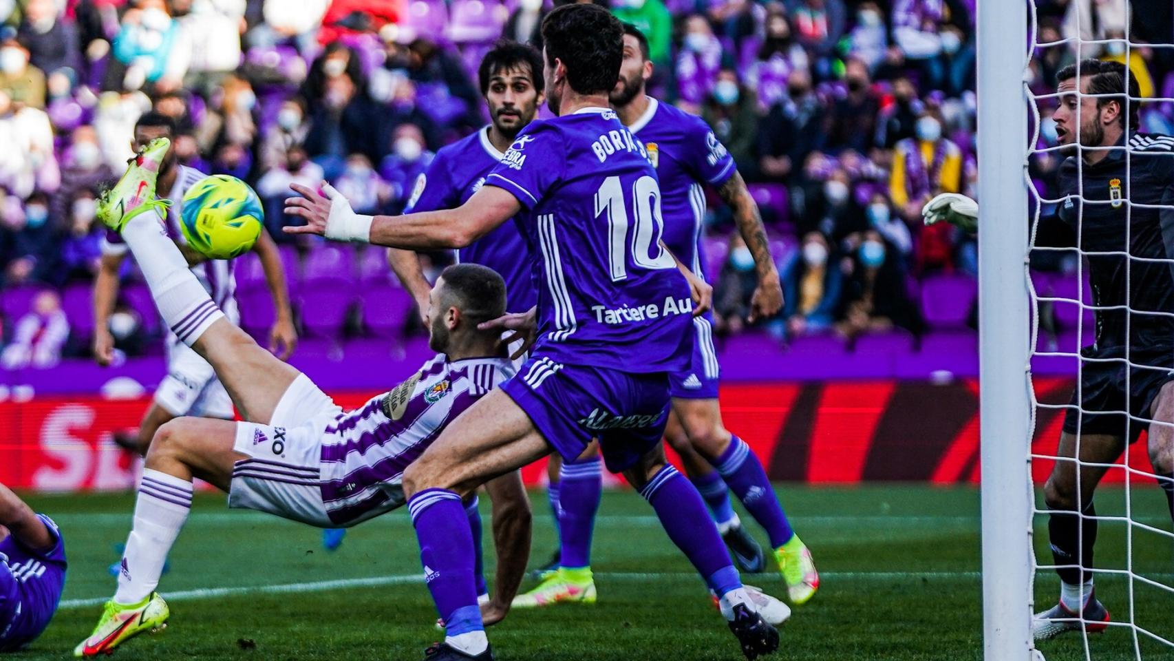 Momento del partido entre el Real Valladolid y el Oviedo