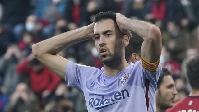 Sergio Busquets se lamenta tras una acción.