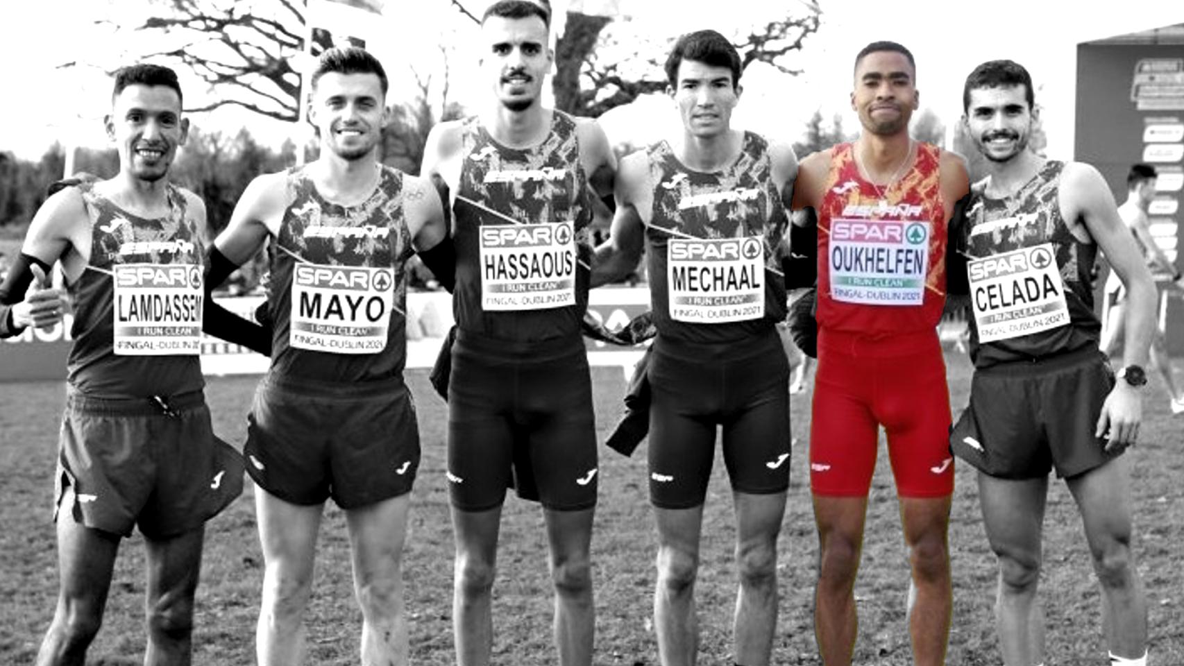 Abdessamad Oukhelfen y el equipo masculino absoluto de España de cross.