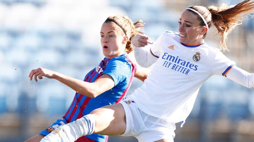 Asllani realiza un remate acrobático contra el FC Barcelona Femenino