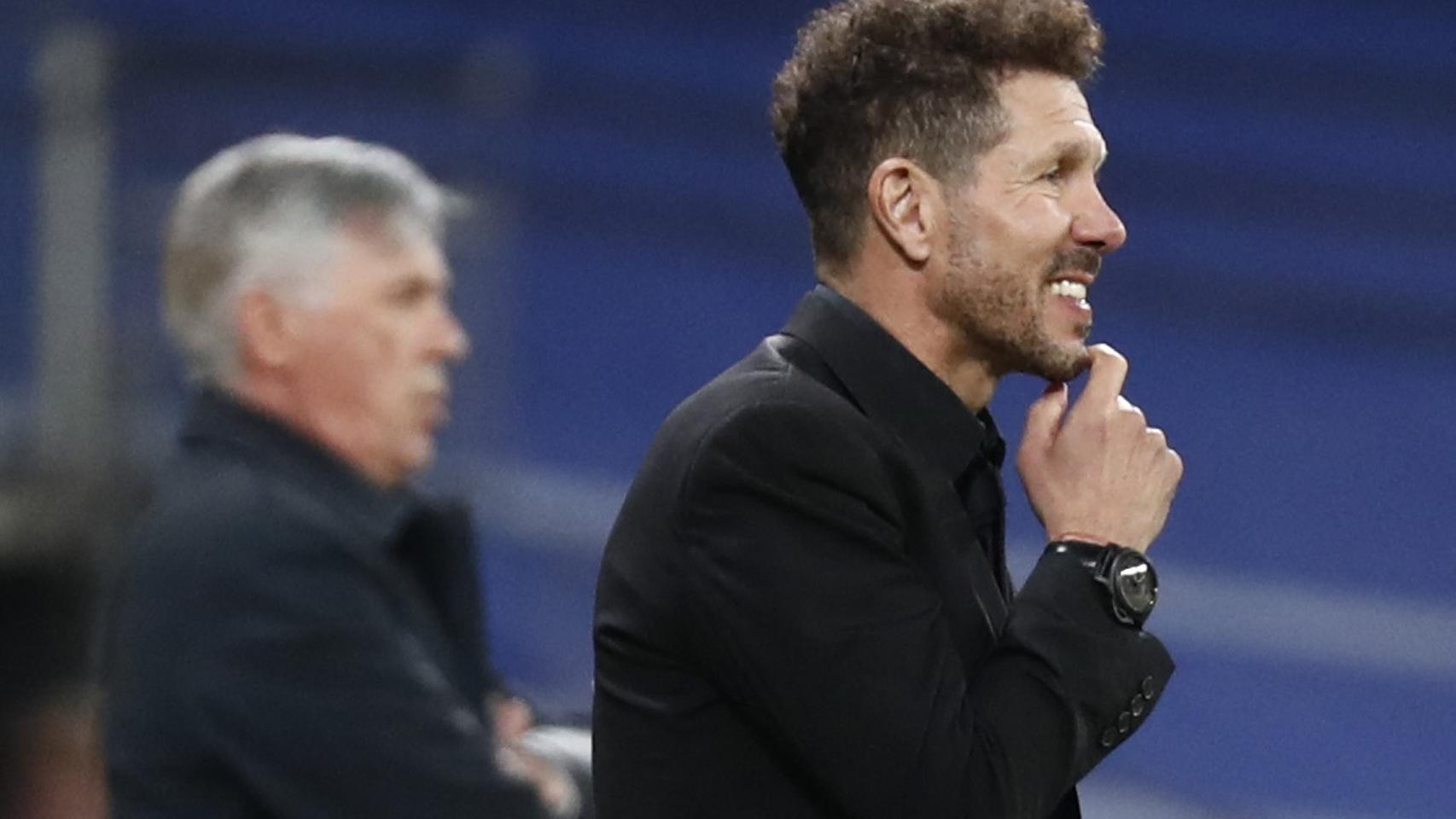 Carlo Ancelotti y Diego Simeone, en la banda del Santiago Bernabéu siguiendo el Real Madrid - Atlético de Madrid