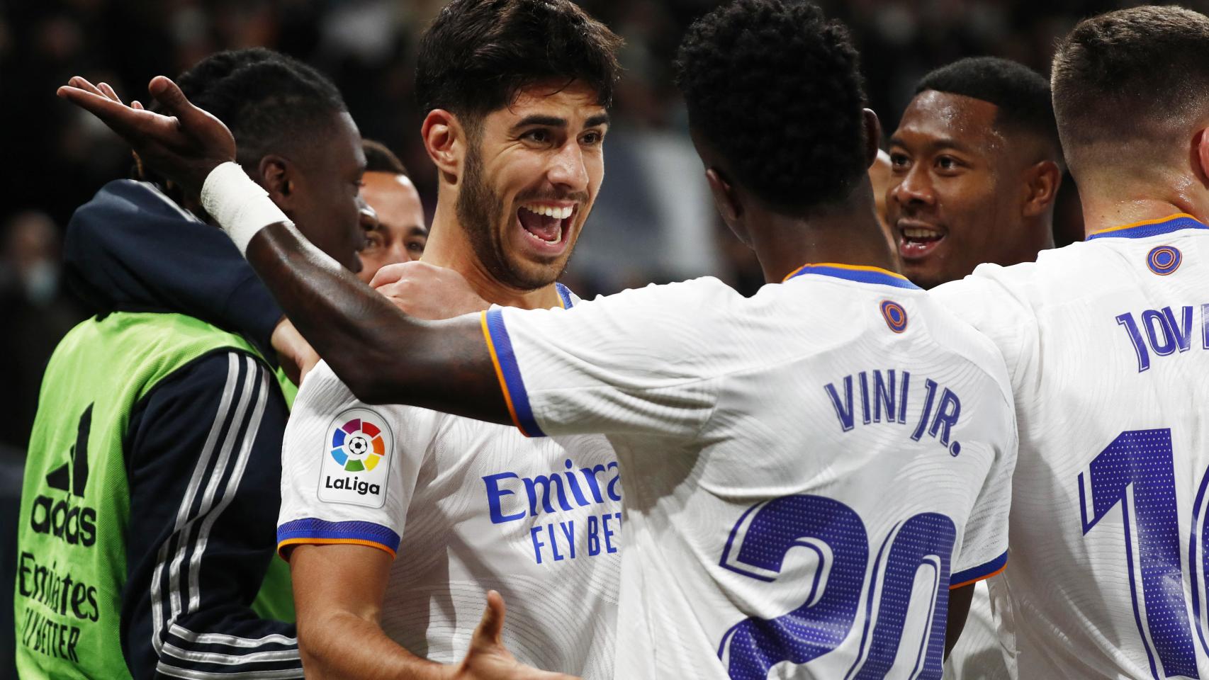 Vinicius celebra con Marco Asensio el gol del mallorquín al Atlético de Madrid