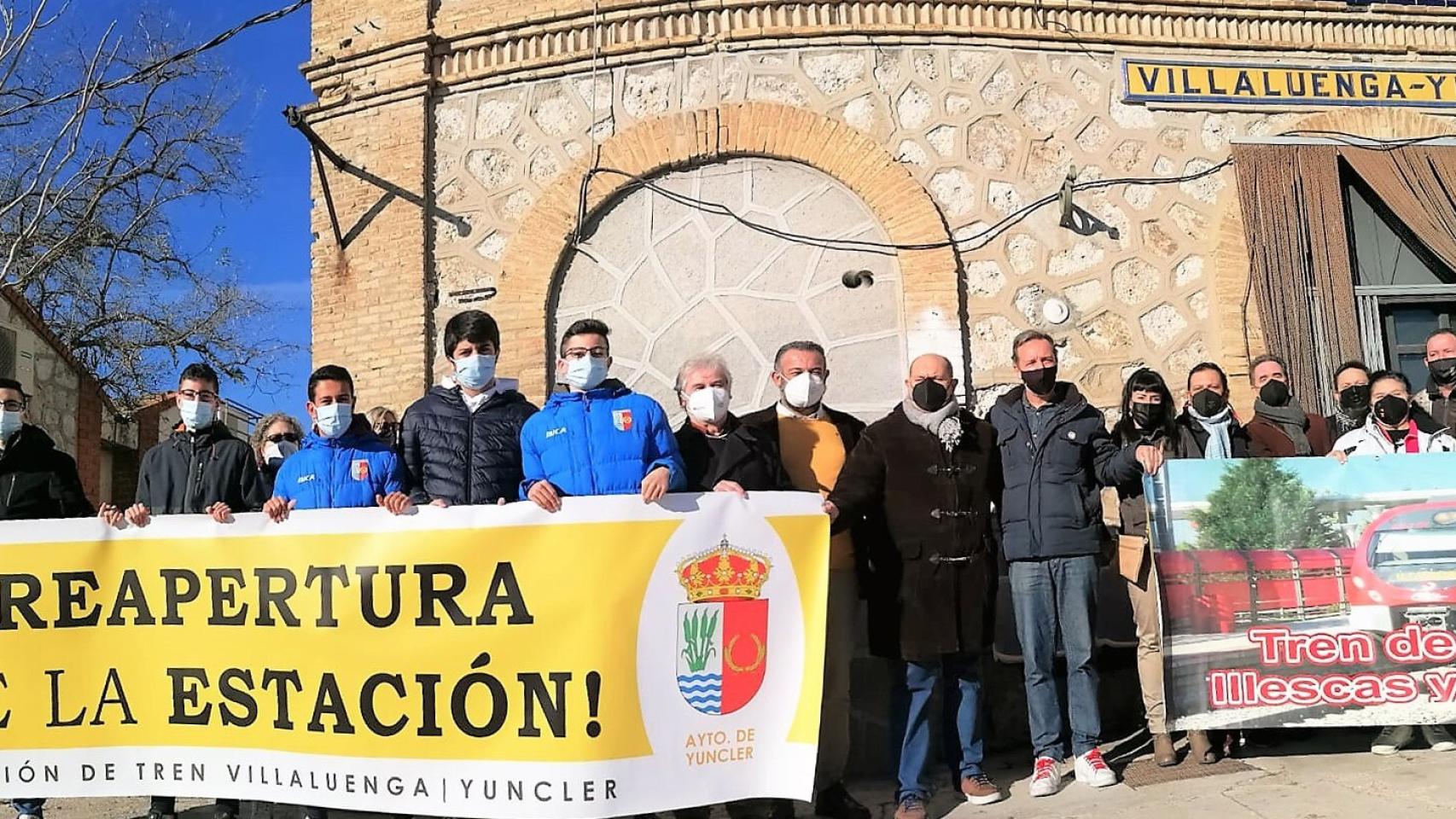 Cientos de vecinos de La Sagra toledana reivindican la apertura de una estación de tren