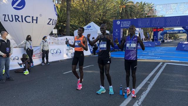Los tres primeros clasificados en el maratón de Málaga.