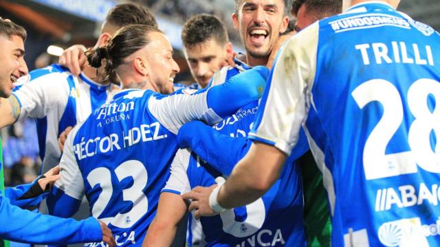 Los jugadores del Deportivo celebran uno de los goles ante el Valladolid B