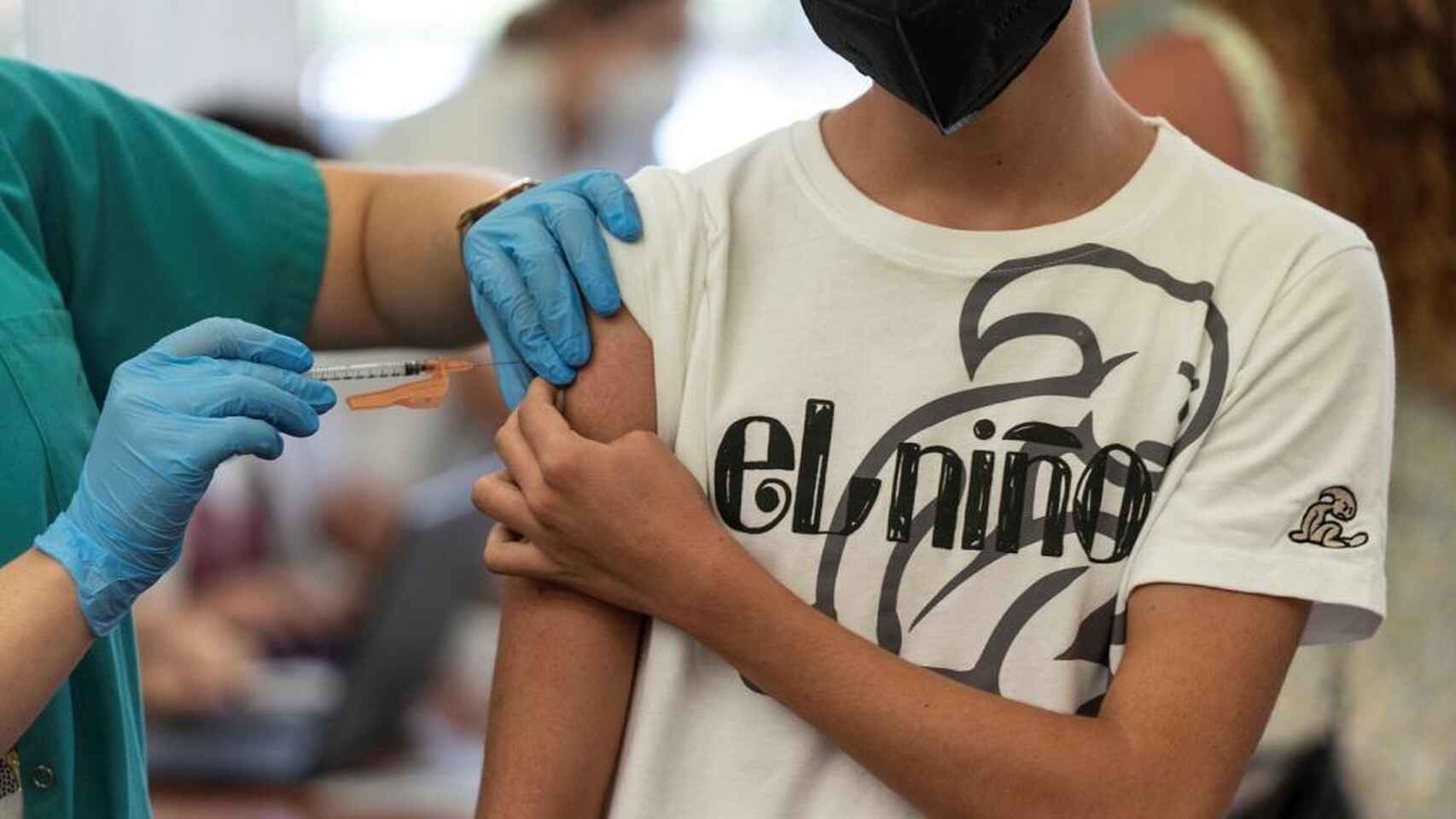 Un adolescente es vacunado contra la Covid.