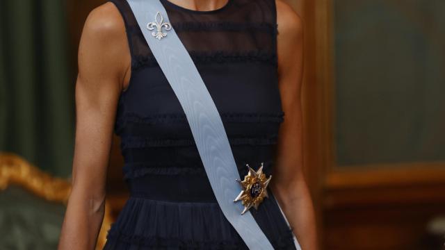 La reina Letizia, en un viaje de Estado a Suecia, con la tiara de la Flor de Lis y los pendientes de chatones. Todo perteneciente al joyero de pasar.
