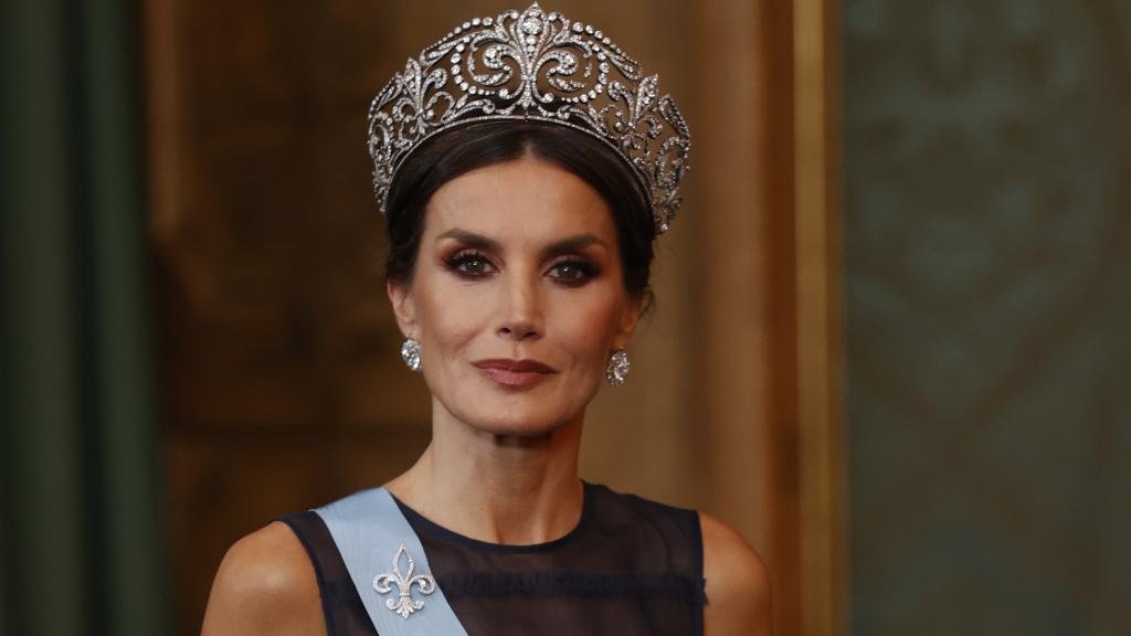 La reina Letizia, en un viaje de Estado a Suecia, con la tiara de la Flor de Lis y los pendientes de chatones. Todo perteneciente al joyero de pasar.