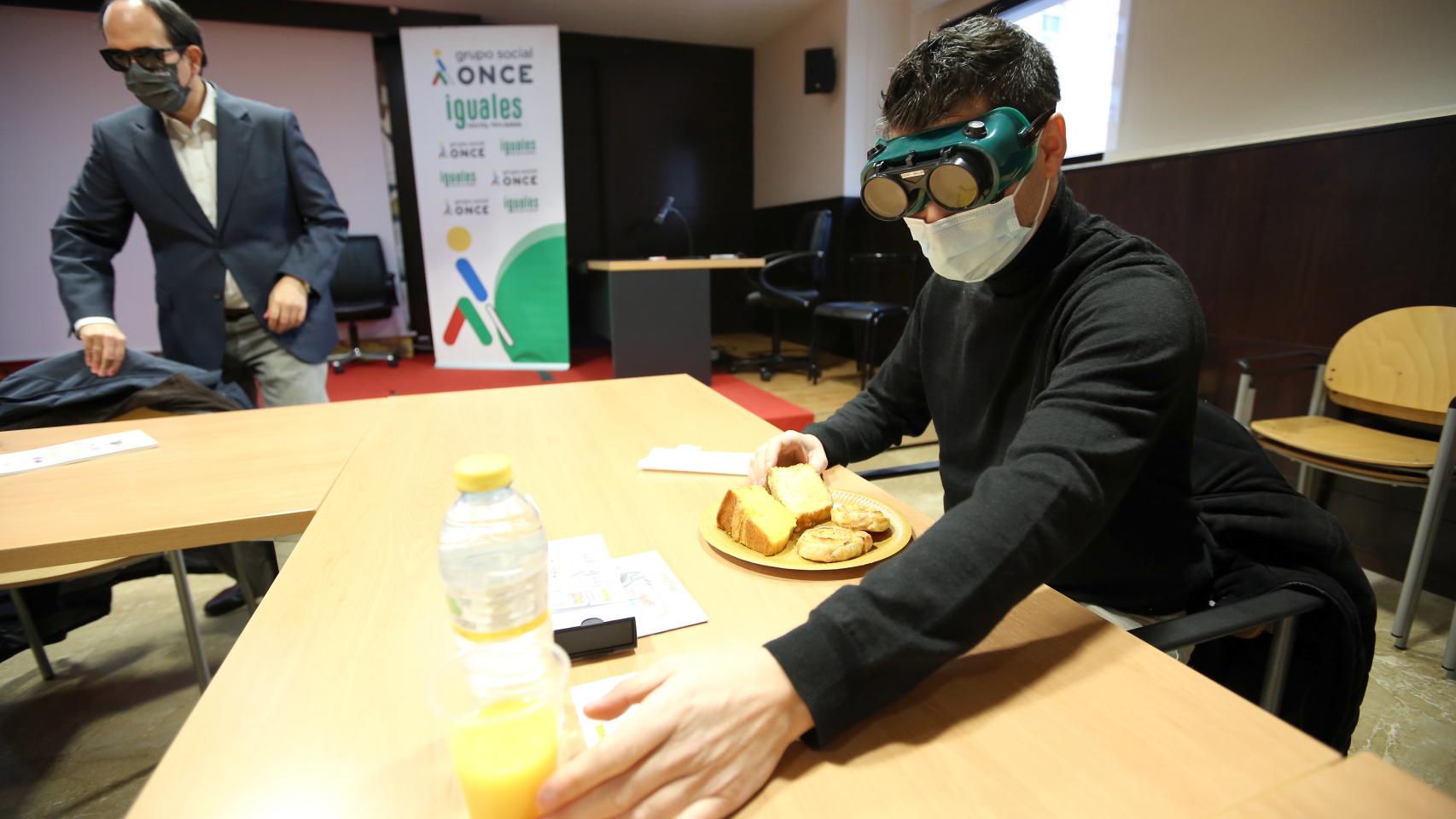 Periodistas de Castilla-La Mancha se ponen en la piel de los afiliados de la ONCE