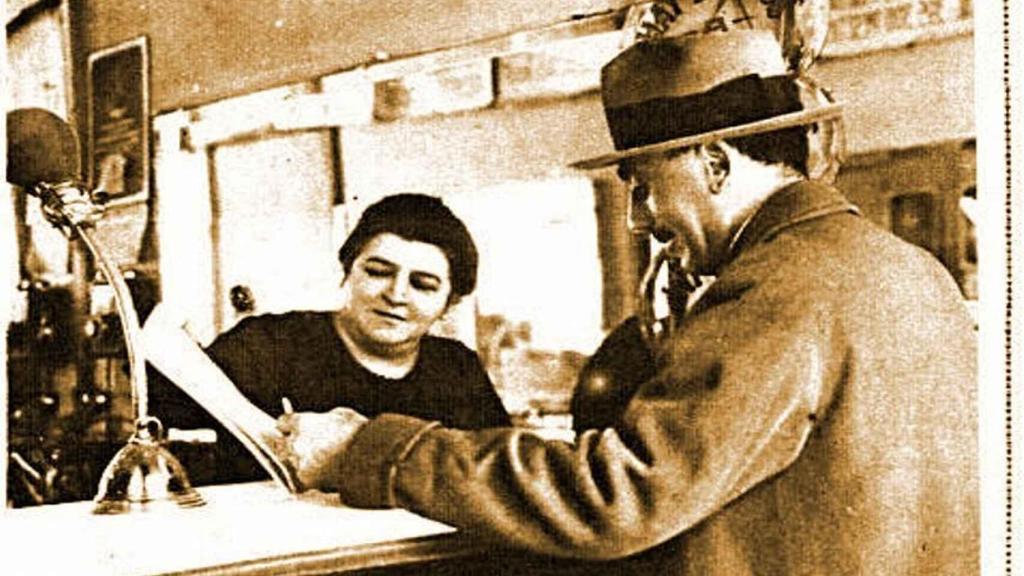 Doña Manolita, en su administración de la calle San Bernardo, hablando con un reportero.