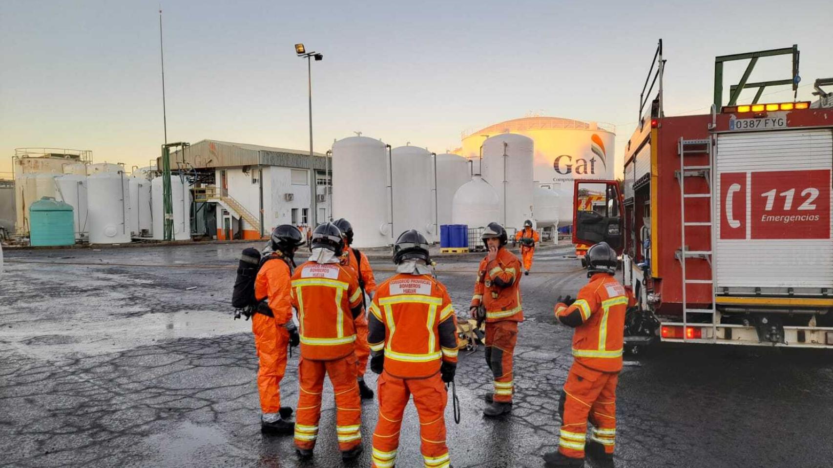 Los bomberos en el lugar de los hechos.