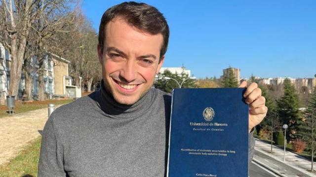 Carlos Huesa con un ejemplar de su tesis.