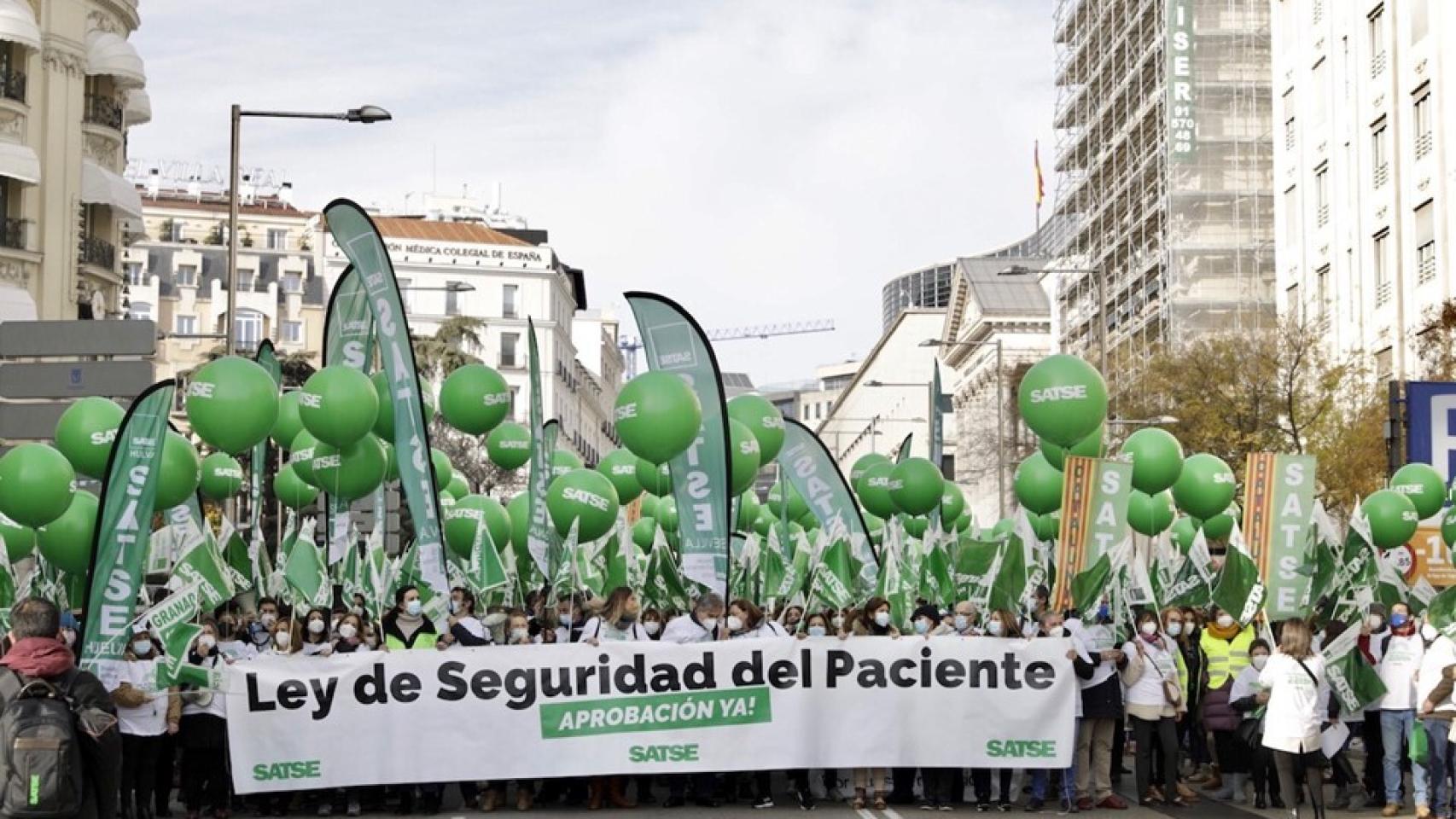 Manifestación del Sindicato Satse frente al Congreso de los Diputados.