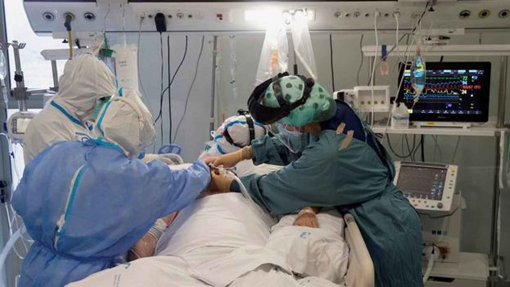 Sanitarios en una UCI en Valencia, en imagen de archivo.