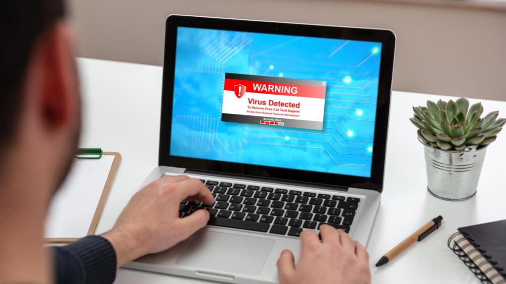 Una alerta de virus en un ordenador portátil.
