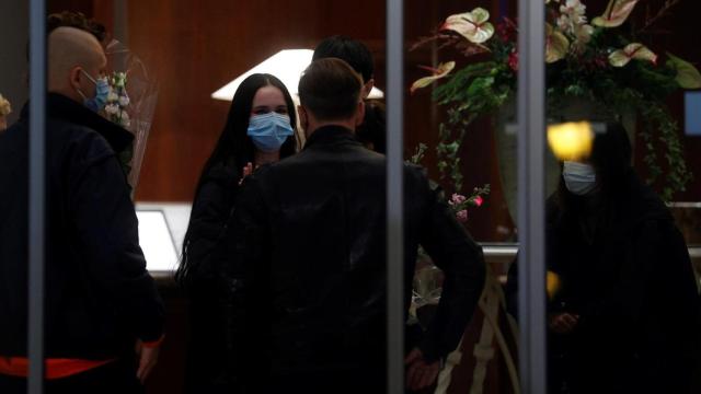 María, la hija de María Forqué, en el tanatorio de la fallecida actriz.