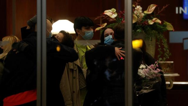 La hija de Verónica Forqué, María Forqué, recibiendo el pésame.