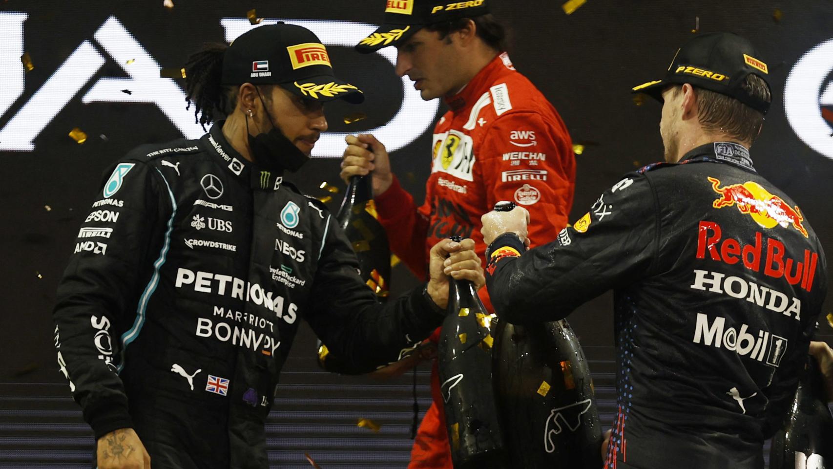 Lewis Hamilton, en el podio de Abu Dabi junto a Max Verstappen