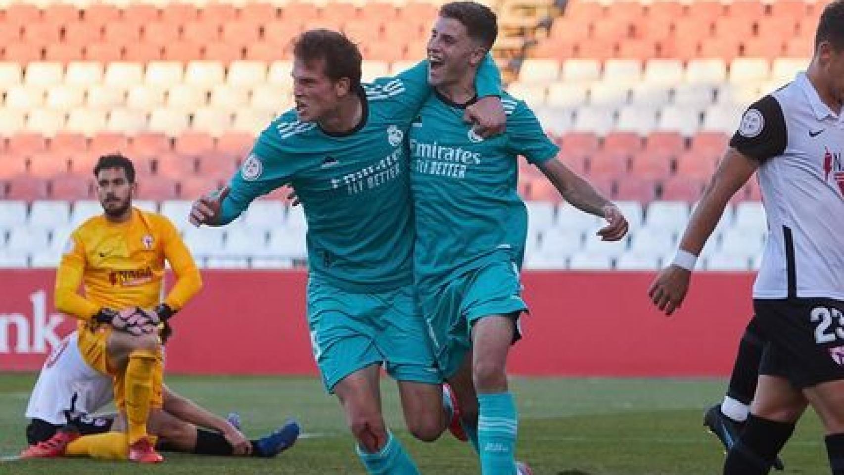 Juanmi Latasa e Iván Morante celebran el gol del segundo ante el Sevilla Atlético.