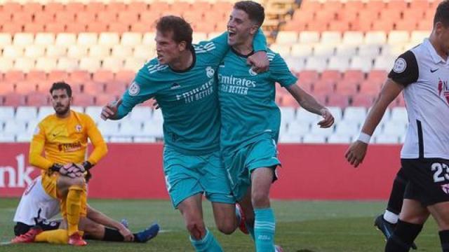 Juanmi Latasa e Iván Morante celebran el gol del segundo ante el Sevilla Atlético.