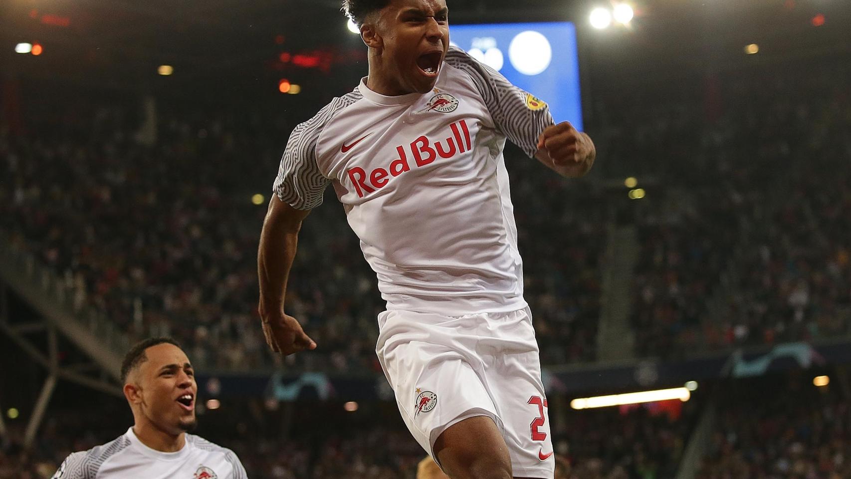 Karim Adeyemi celebra un gol con el RB Salzburgo.